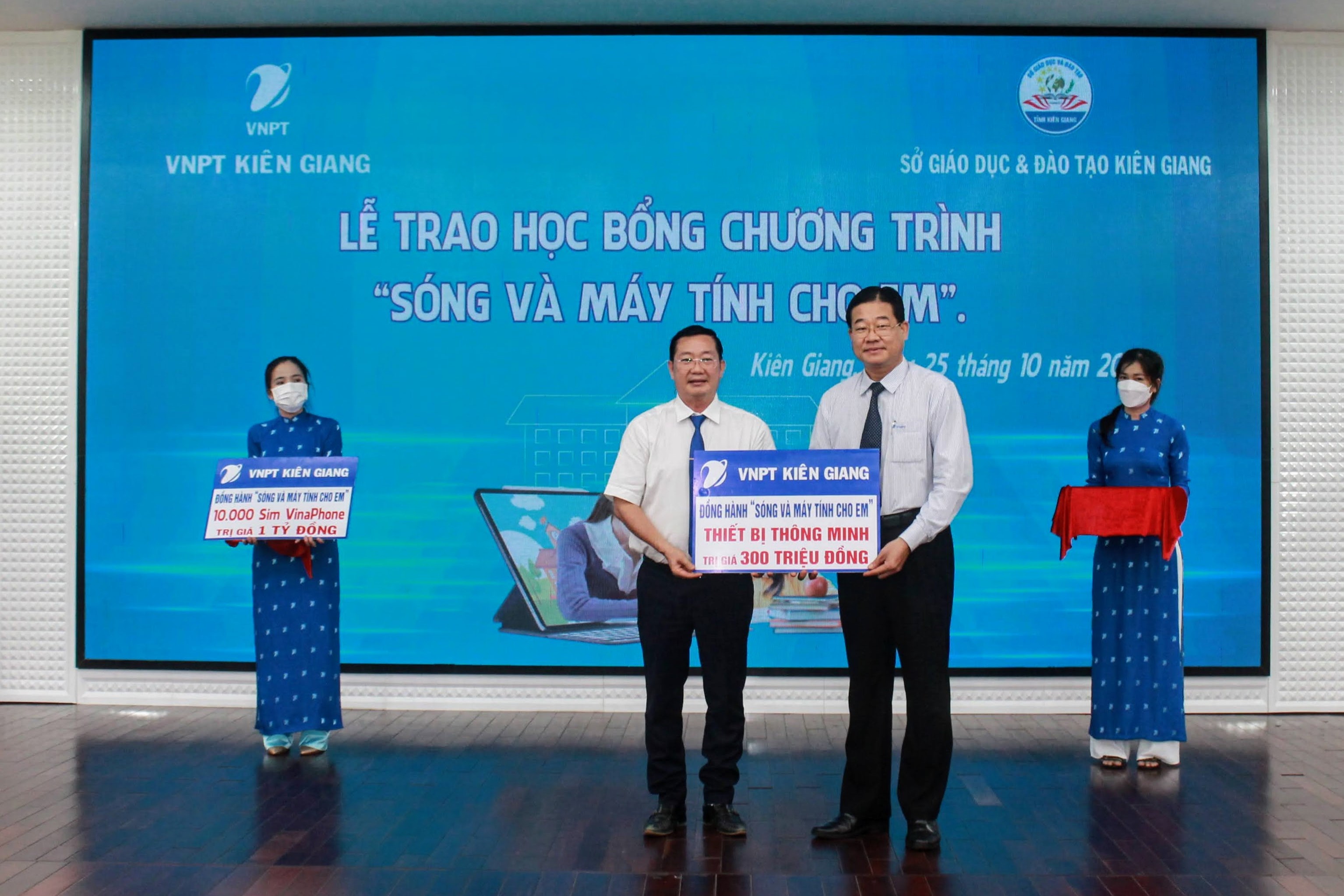 VNPT KIÊN GIANG TRAO HỌC BỔNG “SÓNG VÀ MÁY TÍNH CHO EM”